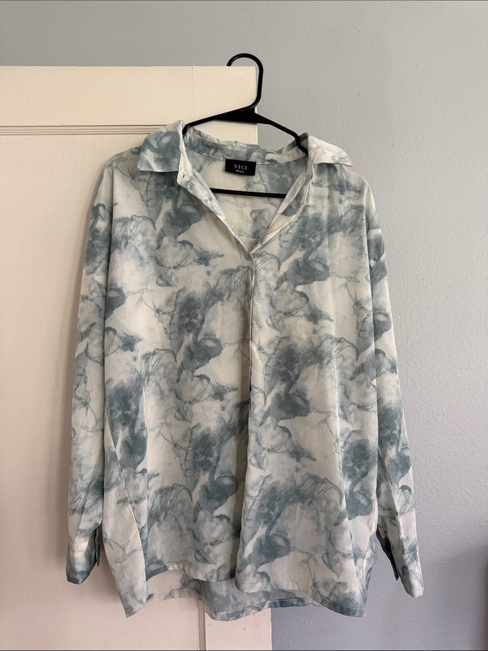 VICI women’s Marble-Print Lightweight Shirt in Teal and White